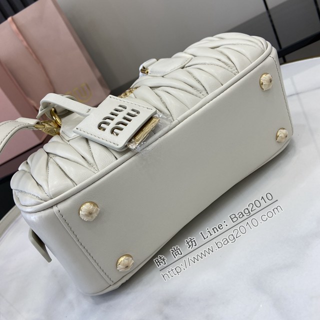 miumiu繆繆專櫃最新款小羊皮保齡球包手提肩背包 jh2540型號：5BB142